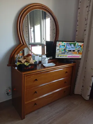 Coqueta de madera maciza con espejo