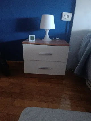Mesita de noche blanca y madera