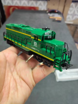Locomotora de juguete naranja