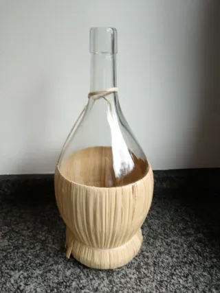 Bottiglia in vetro impagliata