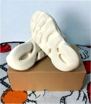 Yeezy Foam Runner Talla 43 Beige