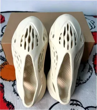 Yeezy Foam Runner Talla 43 Beige