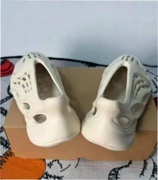 Yeezy Foam Runner Talla 43 Beige