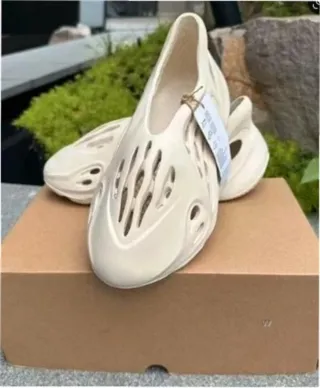 Yeezy Foam Runner Talla 41 Beige