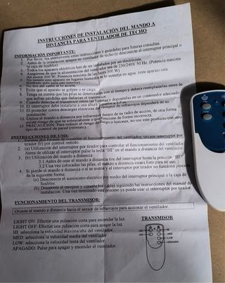 Ventilador de techo gris y blanco