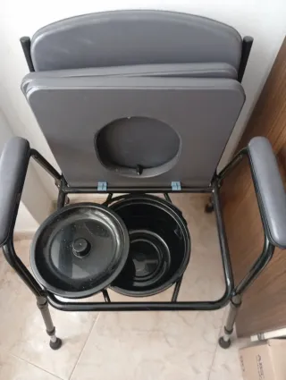 Silla WC con tapa y cubo extraíble