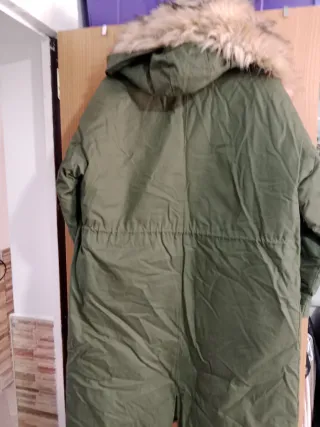 Chaquetón largo verde con gorro de pelo