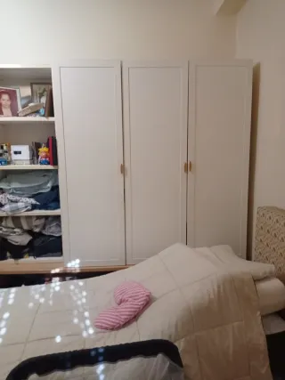 Armario sobre cama blanco y marrón con cama