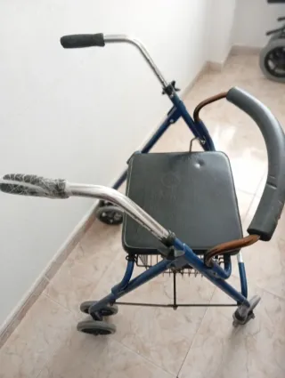 Andador 4 ruedas con asiento y freno