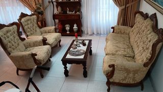 Sofá y 2 sillones de madera y tela
