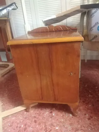 Mesita de noche de madera