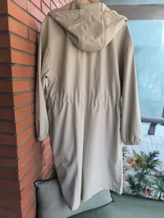 Gabardina beige con capucha