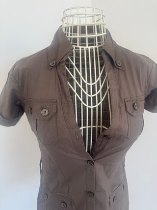 Vestito stile militare marrone con bottoni