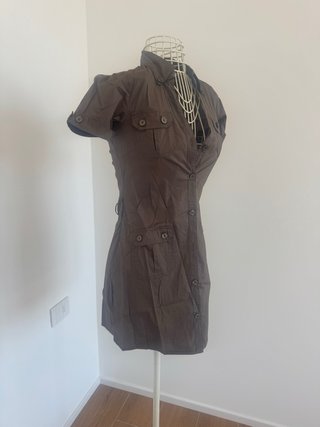 Vestito stile militare marrone con bottoni