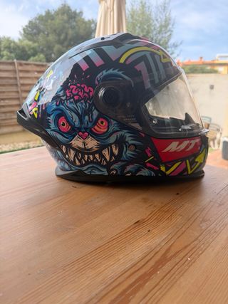 Casco MT Helmets con diseño llamativo
