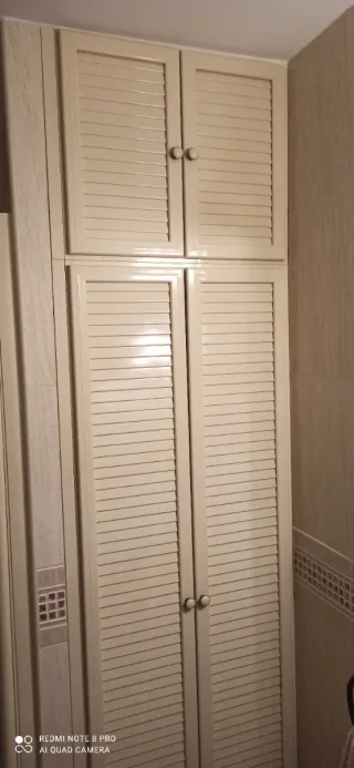 Puertas de aluminio beige para baño