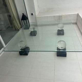 Mesa de cristal con esferas de mármol