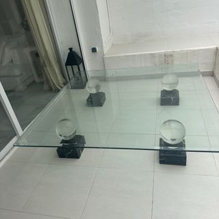 Mesa de cristal con esferas de mármol