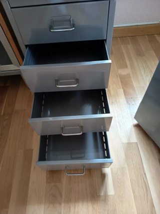 Dos cajoneras metálicas Gris Ikea Helmer.
