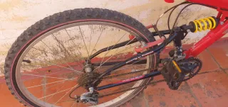 Bicicleta de montaña roja