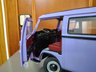 Maqueta Furgoneta Volkswagen Morada