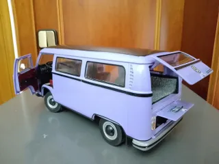 Maqueta Furgoneta Volkswagen Morada