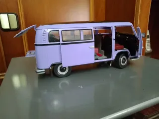 Maqueta Furgoneta Volkswagen Morada