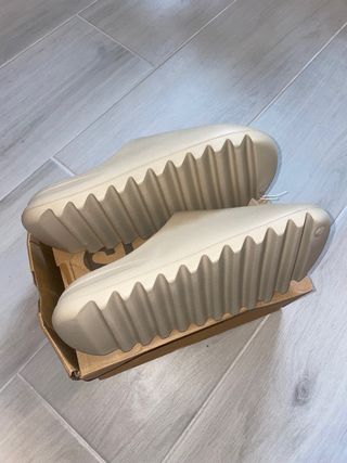 Chanclas Adidas Yeezy Beige