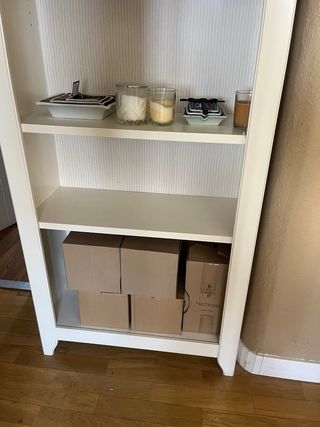 Mueble librería con estanterías