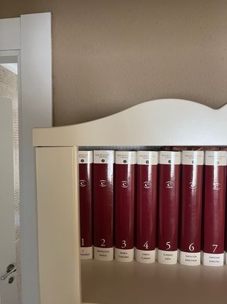 Mueble librería con estanterías