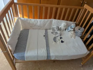 Cuna de bebé de madera con colchon
