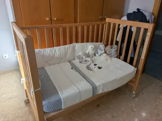 Cuna de bebé de madera con colchon