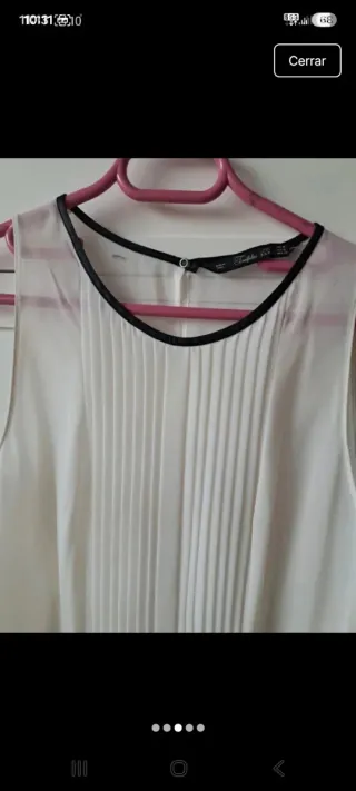 Camisa blanca sin mangas con plisados