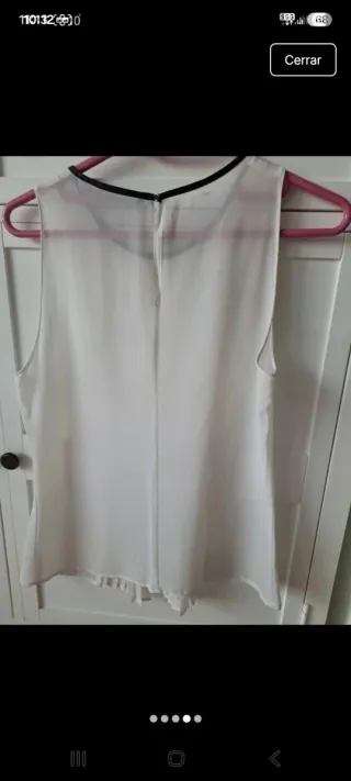 Camisa blanca sin mangas con plisados