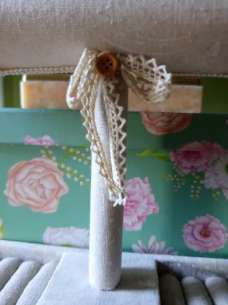 Colgador de pulseras y anillos beige/tela