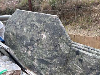 Encimera de granito gris y verde