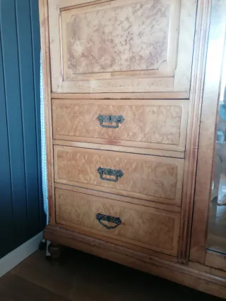 Mueble antiguo de madera