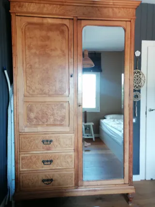 Mueble antiguo de madera