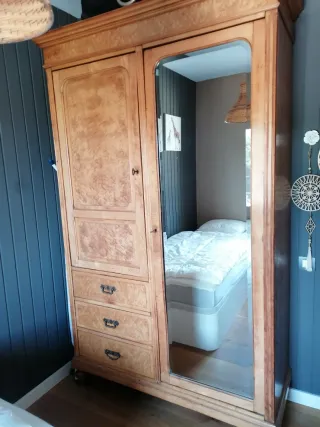 Mueble antiguo de madera