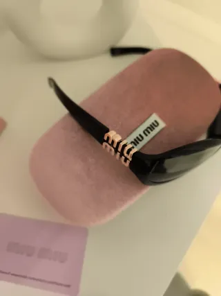 Gafas de sol Miu Miu negras