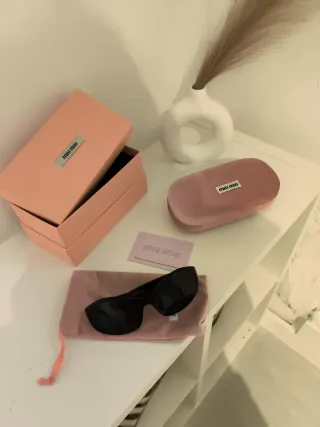 Gafas de sol Miu Miu negras