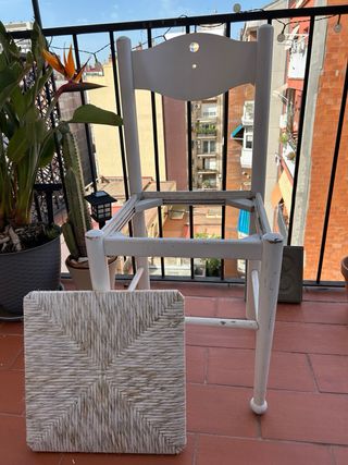 Silla de madera y mimbre
