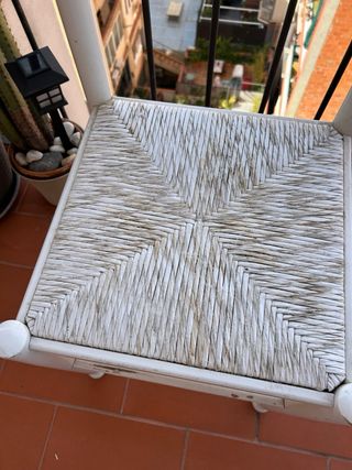 Silla de madera y mimbre