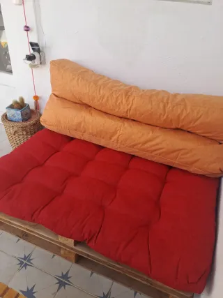 Sofá Palet con Cojin Rojo