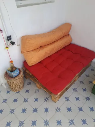 Sofá Palet con Cojin Rojo