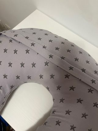 Cojín de lactancia estrellas gris