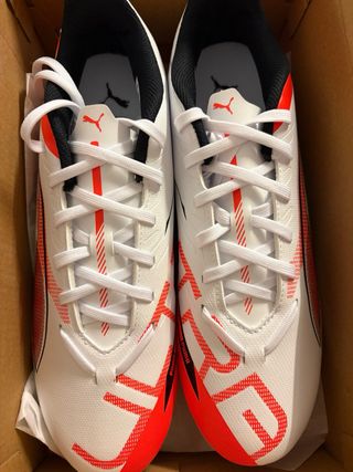 Zapatos de fútbol Puma blancos y naranjas