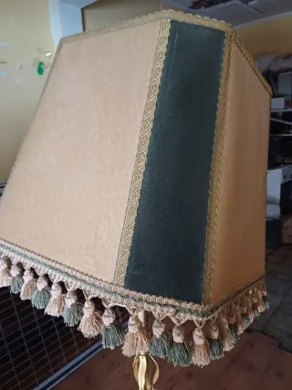 Lámpara de pie beige y dorada