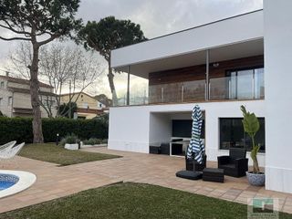 Chalet en alquiler en Montmar en Castelldefels