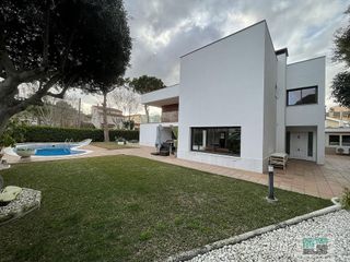 Chalet en alquiler en Montmar en Castelldefels